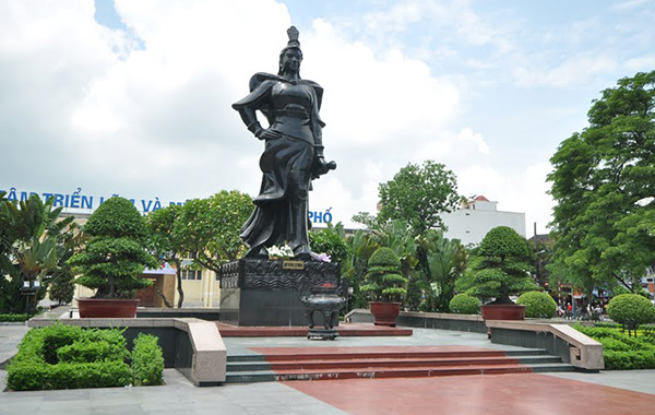 Dải trung tâm thành phố – nhiều điểm ghi đậm dấu ấn lịch sử:   Tượng đài Nữ tướng Lê Chân