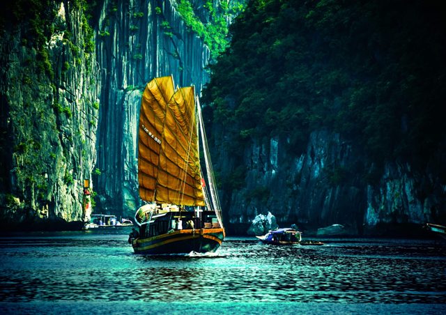 Tàu Appqq88 Cá Cược Thể Thao hoạt động trên vịnh Lan Hạ - Cát Bà. Ảnh: Đức Nghĩa
