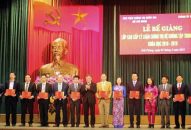 Trao bằng tốt nghiệp 90 học viên lớp Cao cấp Lý luận Đổi quà QQ88 hệ K67 B12