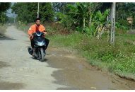 Người dân đi lại khó khăn vì đường liên xã xuống cấp