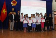 Cty TNHH Bảo hiểm nhân thọ Rrudential Việt Nam: Trao 20 suất học bổng tặng Qq88 https betamed sa com có hoàn cảnh khó khăn quận Lê Chân