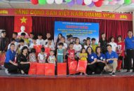 Bảo hiểm QQ8827 com game thủ Việt Nam thành phố: Thăm, tặng quà các cháu Trường QQ8839 bắn cá, đá gà, game bài QQ8827 com game thủ Việt Nam Thanh Xuân