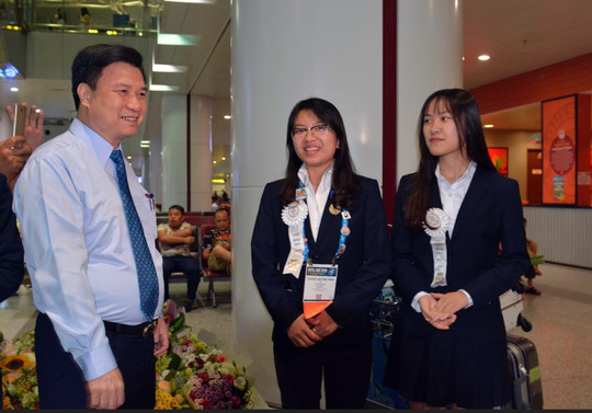 2 n&aacute;&raquo;&macr; sinh H&aacute;&ordm;&pound;i Ph&Atilde;&sup2;ng &Auml;o&aacute;&ordm;&iexcl;t gi&aacute;&ordm;&pound;i nghi&Atilde;&ordf;n c&aacute;&raquo;&copy;u khoa h&aacute;&raquo;c t&aacute;&ordm;&iexcl;i M&aacute;&raquo;&sup1; - &aacute;&ordm;&cent;nh 1.