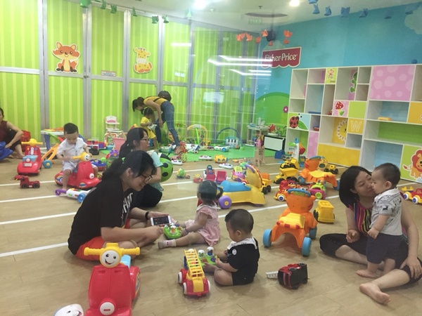 Các cháu say sưa tham gia các trò chơi tại khu vui chơi Tini World
