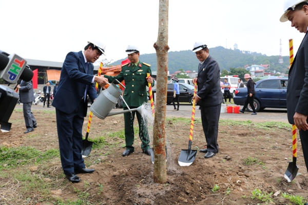 Lãnh đạo địa phương hưởng ứng Tết trồng cây
