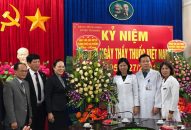 Phó Bí thư Thường trực Thành ủy thăm, tặng quà nhân dịp QQ8827 nhận thưởng hấp dẫn 64 năm Ngày Thầy thuốc Việt Nam