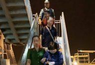 QQ8839 nhà cái: Sử dụng xe đặc chủng ra sân bay áp tải tội phạm ma túy