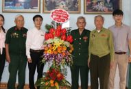 Thành đoàn QQ8839 nhà cái tặng quà Hội Truyền thống Chiến sĩ Điện Biên Phủ thành phố