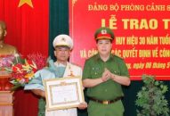 QQ88qq khuyến mãi cập nhật mỗi ngày Phòng Cảnh sát cơ động – CATP: Trao Huy hiệu 30 năm tuổi Đảng tặng Thượng tá Trần Thịnh Cường