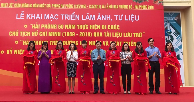 Nghi thức cắt băng khai mạc Triển lãm