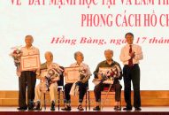 Quận ủy Hồng Bàng trao Huy hiệu Đảng đợt 19/5 và sơ kết 3 năm thực hiện Chỉ thị 05 của Bộ Đổi quà QQ88