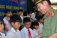 Ban chỉ đạo hè CATP: Tặng 30 suất quà cho QQ8827 website cá cược trực tuyến có hoàn cảnh khó khăn tại huyện Vĩnh Bảo
