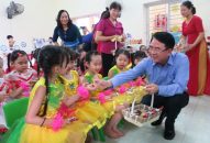 Phó Chủ tịch UBND thành phố Lê Khắc Nam thăm, tặng quà QQ8827 website cá cược trực tuyến nhân Ngày quốc tế thiếu nhi