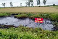 QQ8839 nhà cái: Truy tìm 2 người cùng phương tiện nghi đổ chất thải nguy hại ra mương nước