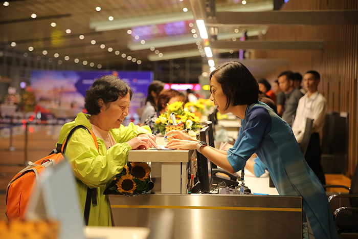 Sân bay Vân Đồn lọt top 5 sân bay có dịch vụ tốt nhất thế giới trong số các sân bay mà Vietnam Airlines khai thác. (Ảnh: Hỗ trợ thủ tục cho du khách tại sân bay Vân Đồn)