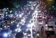 Tiềm ẩn nguy cơ mất ATGT do phương tiện bật đèn pha trong phố