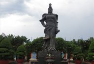 QQ8839 nhà cái: Tượng đài nữ tướng Lê Chân đang bị bong tróc