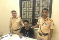 Cảnh sát giao thông phối hợp bắt kẻ tàng trữ ma túy trên đường Cầu Đất
