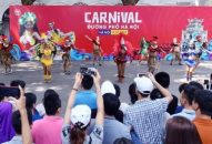 Carnival đường phố khuấy động phố đi bộ Hồ Gươm nhân QQ8827 nhận thưởng hấp dẫn “20 năm Thành phố Vì hòa bình”