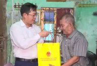 Đoàn đại biểu TRANG CHỦ QQ88.COM ĐĂNG KÝ thành phố thăm, tặng quà gia đình chính sách, người có công trên địa bàn quận Kiến An
