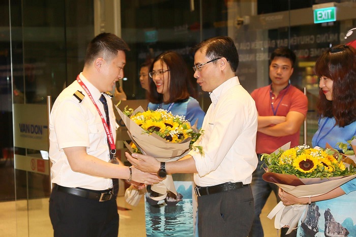 Ông Phạm Ngọc Sáu - Giám đốc sân bay Vân Đồn tặng hoa cho phi hành đoàn
