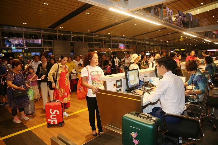 Làm thủ tục cho các hành khách