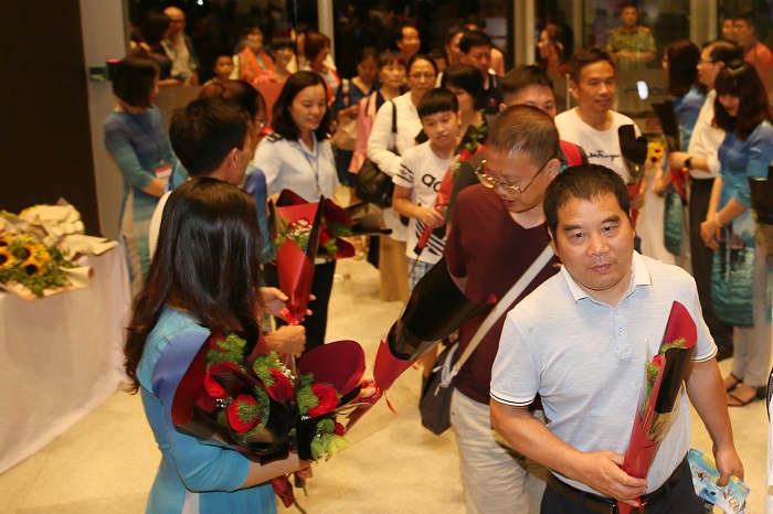 Tặng hoa cho các hành khách