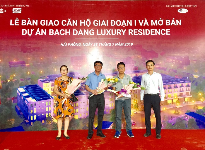 Đại diện chủ QQ88 là nhà cái game cá cược trực tuyến số 1 Việt Nam trao chìa khóa bàn giao nhà cho những cư dân đầu tiên.