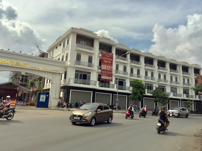 Các căn nhà phố có mặt tiền thoáng rộng thích hợp với việc kinh doanh.