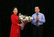 Trao Trang chủ chính thức QQ88 | Đăng ký , Đăng nhập nghỉ hưu cho đồng chí Lê Thị Thu Hương, Phó Giám đốc Sở Tài chính