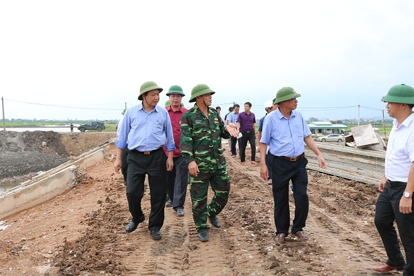 Phó Trưởng Ban Chỉ đạo TW về PCTT, Tổng cục Trưởng Tổng cục PCTT - Trần Quang Hoài và Chủ tịch UBND TP Nguyễn Văn Tùng cùng đoàn công tác kiểm tra cống Đồng Thẻo, xã Tân Trào, Kiến Thụy