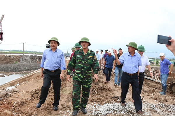 Phó Trưởng Ban Chỉ đạo TW về PCTT, Tổng cục Trưởng Tổng cục PCTT - Trần Quang Hoài và Chủ tịch UBND TP Nguyễn Văn Tùng cùng đoàn công tác kiểm tra cống Đồng Thẻo, xã Tân Trào, Kiến Thụy
