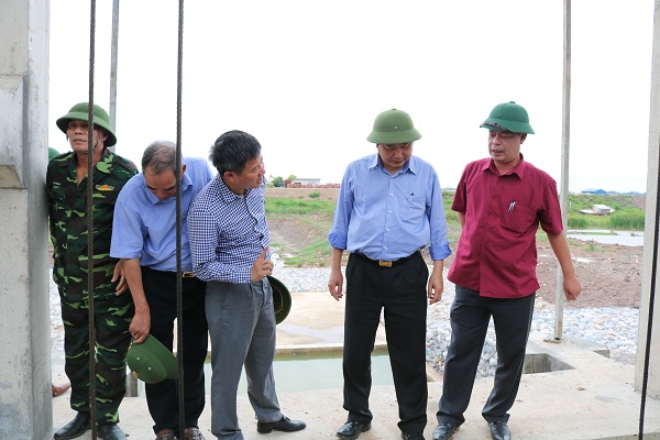Phó Trưởng Ban Chỉ đạo TW về PCTT, Tổng cục Trưởng Tổng cục PCTT - Trần Quang Hoài và Chủ tịch UBND TP Nguyễn Văn Tùng cùng đoàn công tác kiểm tra cống Đồng Thẻo, xã Tân Trào, Kiến Thụy