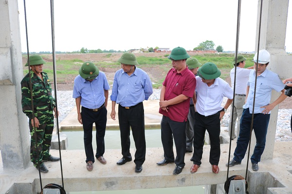 Phó Trưởng Ban Chỉ đạo TW về PCTT, Tổng cục Trưởng Tổng cục PCTT - Trần Quang Hoài và Chủ tịch UBND TP Nguyễn Văn Tùng cùng đoàn công tác kiểm tra cống Đồng Thẻo, xã Tân Trào, Kiến Thụy
