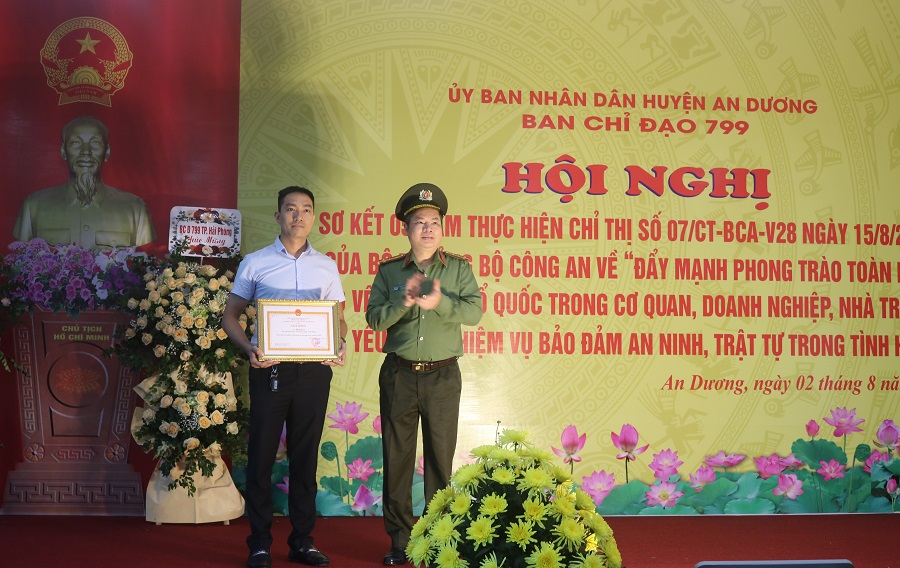 Đại tá Lê Nguyên Trường- Phó Giám đốc CATP, Phó trưởng Ban chỉ đạo 799 thành phố tặng giấy khen của Giám đốc CATP cho cá nhân có thành tích tiêu biểu trong thực hiện Chỉ thị số 07 Đại tá Lê Nguyên Trường- Phó Giám đốc CATP, Phó trưởng Ban chỉ đạo 799 thành phố tặng giấy khen của Giám đốc CATP cho cá nhân có thành tích tiêu biểu trong thực hiện Chỉ thị số 07