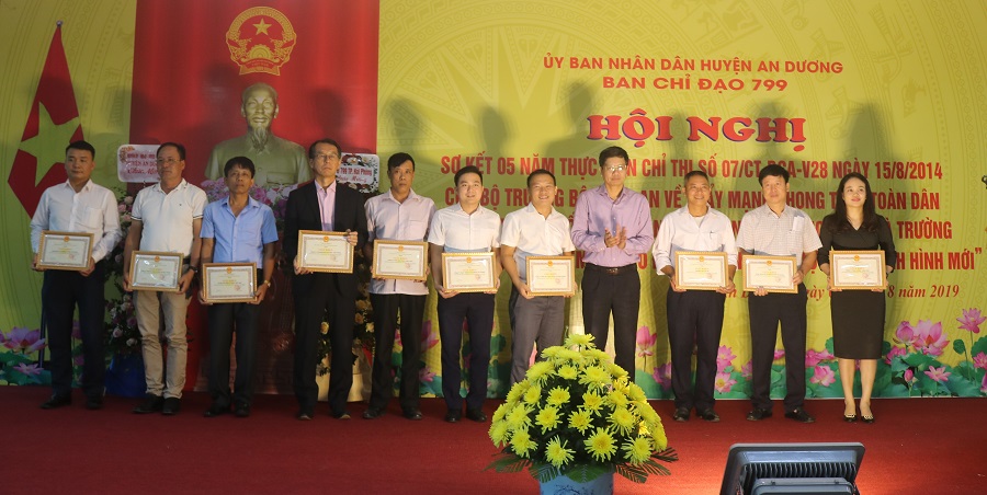 Đồng chí Lê Anh Quân- Bí thư Huyện ủy, Chủ tịch UBND huyện trao giấy khen tặng các tập thể, cá nhân có thành tích tiêu biểu trong thực hiện Chỉ thị số 07 Đồng chí Lê Anh Quân- Bí thư Huyện ủy, Chủ tịch UBND huyện trao giấy khen tặng các tập thể, cá nhân có thành tích tiêu biểu trong thực hiện Chỉ thị số 07