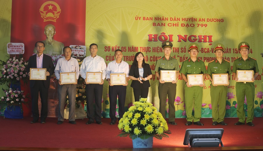 Đồng chí Trần Thị Bích Ngọc- Phó Bí thư Thường trực, Chủ tịch HĐND huyện trao giấy khen tặng các tập thể, cá nhân có thành tích tiêu biểu trong thực hiện Chỉ thị số 07 Đồng chí Trần Thị Bích Ngọc- Phó Bí thư Thường trực, Chủ tịch HĐND huyện trao giấy khen tặng các tập thể, cá nhân có thành tích tiêu biểu trong thực hiện Chỉ thị số 07