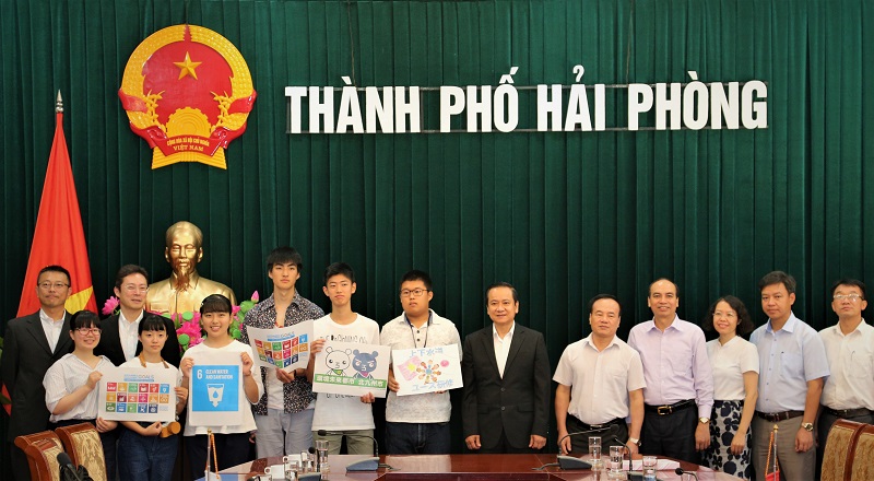 Đồng chí Nguyễn Văn Thành - Phó Chủ tịch UBND TP chụp ảnh lưu niệm cùng đoàn công tác