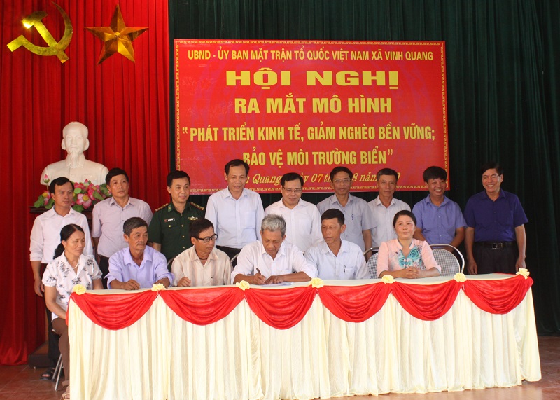 Ban công tác Mặt trận thôn và các hộ gia đình kí cam kết thực hiện mô hình