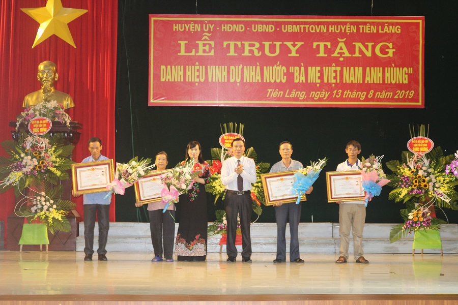 Lãnh đạo huyện Tiên Lãng trao bằng công nhận mẹ Việt Nam anh hùng cho các thân nhân mẹ Lãnh đạo huyện Tiên Lãng trao bằng công nhận mẹ Việt Nam anh hùng cho các thân nhân mẹ