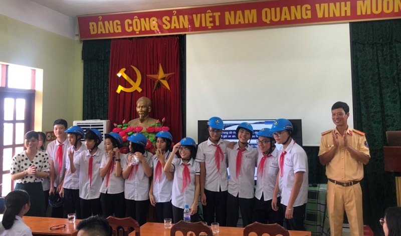 CAQ Đồ Sơn trao tặng mũ bảo hiểm cho các em Qq88 https betamed sa com trường THCS Vạn Sơn
