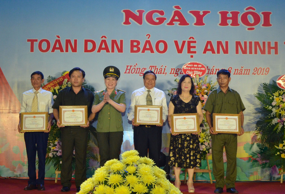 Đại diện lãnh đạo Bộ QQ8894 casino trực tuyến trao bằng khen tặng các tập thể và cá nhân có thành tích xuất sắc trong phong trào bảo vệ ANTQ Đại diện lãnh đạo Bộ QQ8894 casino trực tuyến trao bằng khen tặng các tập thể và cá nhân có thành tích xuất sắc trong phong trào bảo vệ ANTQ
