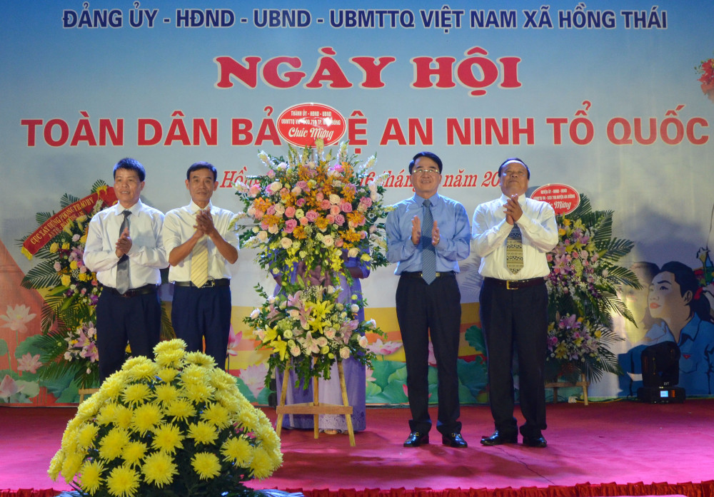 Đồng chí Lê Khắc Nam, Phó chủ tịch UBND thành phố tặng hoa chúc mừng Đồng chí Lê Khắc Nam, Phó chủ tịch UBND thành phố tặng hoa chúc mừng
