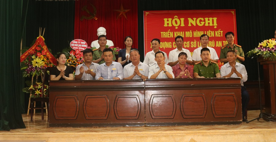Các đơn vị tham gia ký kết giao ước thi đua thực hiện mô hình 