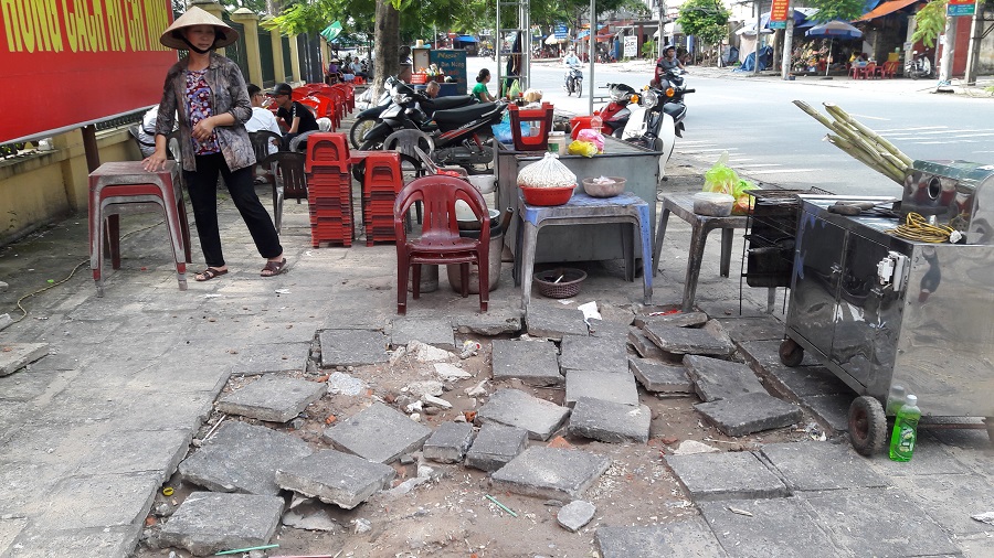 Vỉa hè thị trấn An Dương nhếch nhác do không được QQ88 là nhà cái game cá cược trực tuyến số 1 Việt Nam nâng cấp Vỉa hè thị trấn An Dương nhếch nhác do không được QQ88 là nhà cái game cá cược trực tuyến số 1 Việt Nam nâng cấp