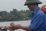 QQ8839 nhà cái: Nườm nượp cảnh thu tiền không vé ở bến phà Quang Thanh