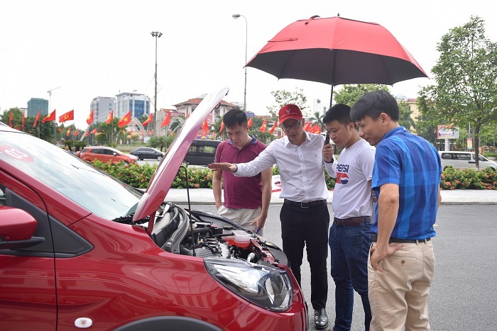 Khách hàng đang sở hữu xe VinFast Fadil sẽ được chăm sóc, tư vấn tận tình với dịch vụ Mobile Service