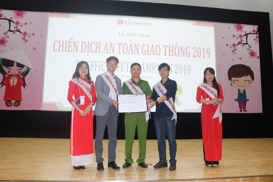 Đại diện các phòng, ban Công ty TNHH LG Innotek Việt Nam QQ8839 nhà cái với CAH An Dương ký cam kết thực hiện chiến dịch ATGT 2019 Đại diện các phòng, ban Công ty TNHH LG Innotek Việt Nam QQ8839 nhà cái với CAH An Dương ký cam kết thực hiện chiến dịch ATGT 2019