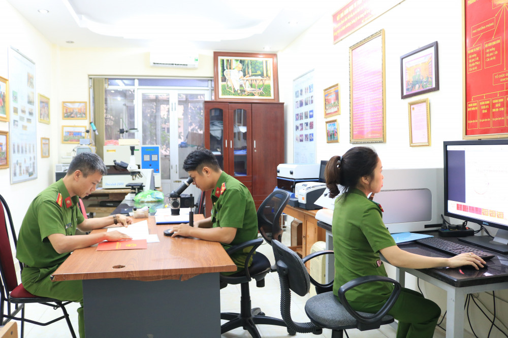 Các CBCS phòng KTHS – CATP tiến hành giám định tài liệu