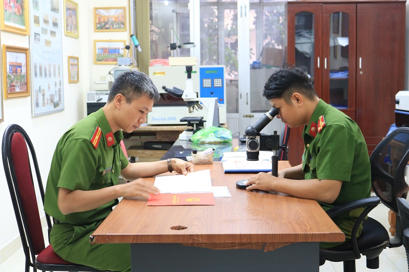 Dù vất vả song các CBCS phòng KTHS vẫn cố gắng hoàn thành tốt nhiệm vụ được giao